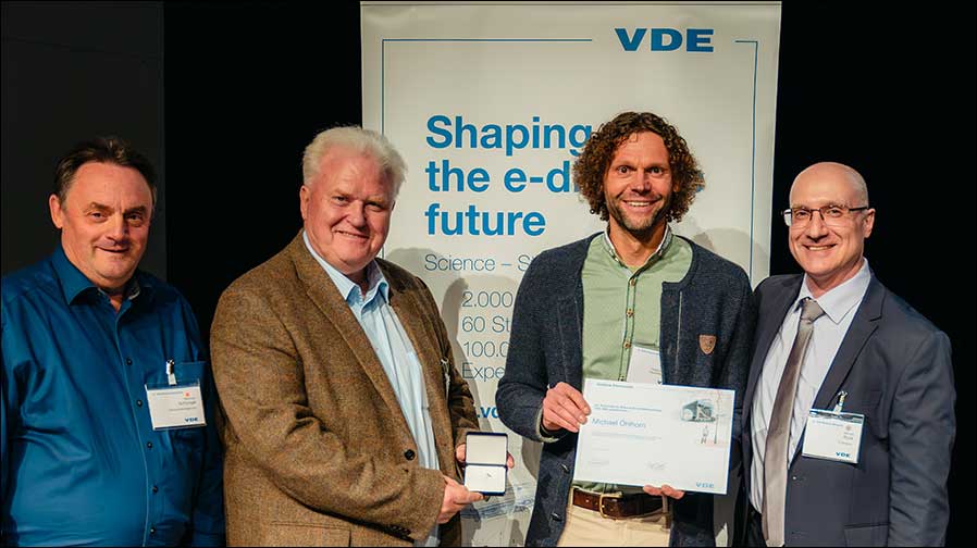 Preisverleihung in Esslingen (von links): Sachverständiger Reinhard Schüngel, Stellvertretender Vorsitzender VDE ABB Dr.-Ing. Ralph Brocke, Michael Öhlhorn und Prof. Dr.-Ing. Michael Rock, Vorsitzender des VDE ABB (Foto: VDE ABB)