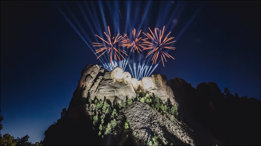 Illuminate hat mit Elation Proteus für das Licht gesorgt: „Freedom 250"-Feierlichkeiten am Mount Rushmore (alle Fotos: Illuminate)