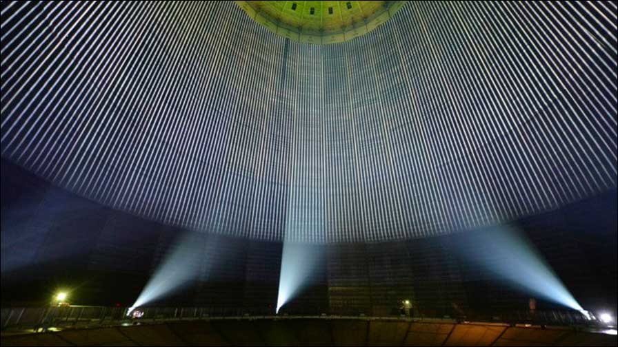  Der schöne Schein: Ausstellung 320° Licht im Gasometer Oberhausen (Foto: Thomas Machoczek).