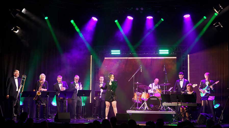 Kwick Lights setzte Darbietungen ins beste Licht – wie die Show-Einlage von Eva Tolksdorf mit der Pavel Sandorf Big Band (Foto: Foto Studio Hesse / Nürnberg)