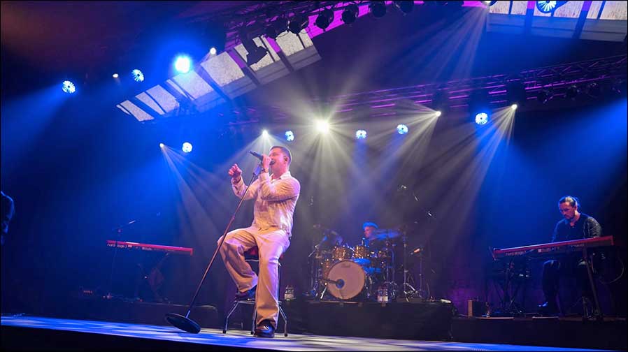 Top-Star effektvoll ins Licht gesetzt: Nico Santos Anfang Mai bei den Jazz & Blues Wendelstein Open (Foto: Luis Mannhardt)