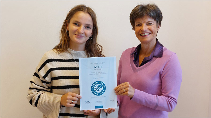 EVVC-Nachhaltigkeitsreferentin Hannah Janke (links) und EVVC-Präsidentin Ilona Jarabek freuen sich über die Re-Zertifizierung (Foto: EVVC).