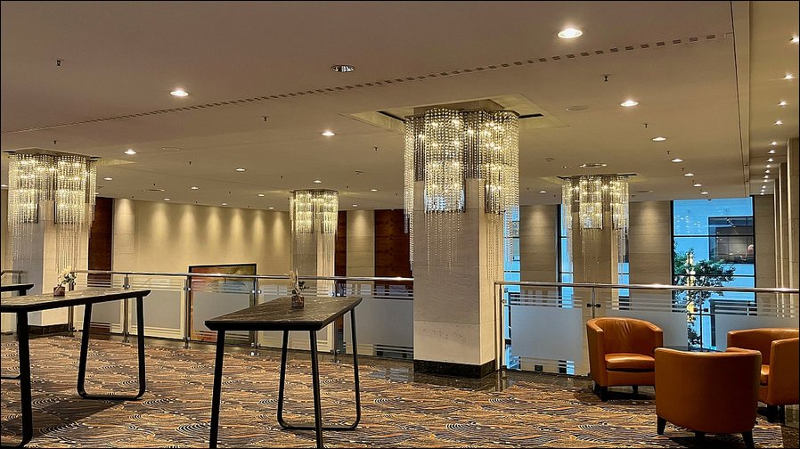 Im neuen Licht: Foyer des Maritim Hotels Düsseldorf (Foto: Feiner Lichttechnik GmbH)