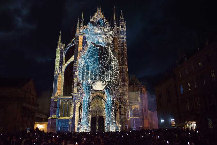 Die Kathedrale von Metz mal ganz anders bei "LuxAnimae" von dem künstlerischen Leiter Yann Nguema und den Lichtdesignern Arnaud Doucet und Gaël Digne in einer Musical-Komposition von EZ3kiel, produziert von La Maison Production.