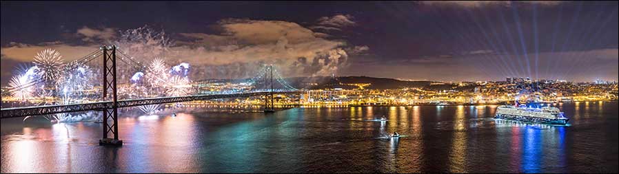 Vor der Kulisse der berühmten Hängebrücke Ponte 25 de Abril in Lissabon wurde die "Mein Schiff 2" getauft (Foto: Andreas Vallbracht / TUI Cruises)