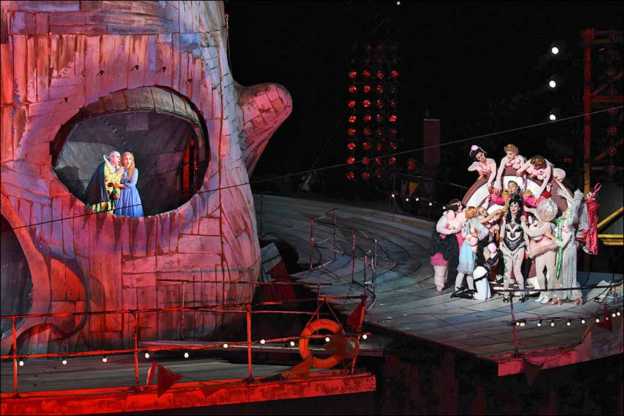 Das opulente Bühnenbild von "Rigoletto": Riesige Puppenteile werden lebendig (Fotos: Karl Forster)