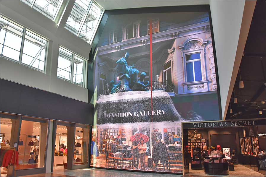 Der 800 qm große Shop befindet sich in der Shopping Plaza am Abflug-Terminal 2 des Flughafens noch vor der Zollabfertigung.