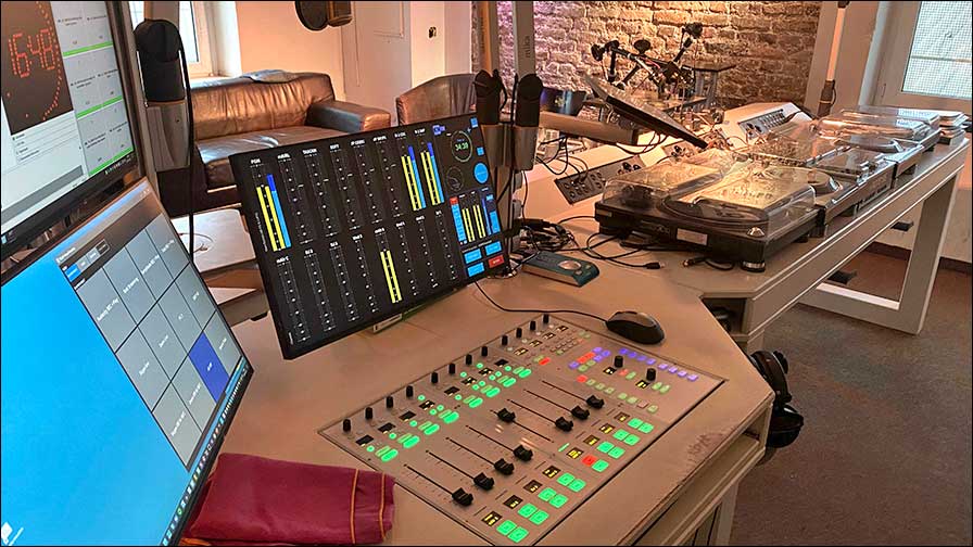 Das Lawo-ruby-Radiomischpult im 674FM Studio in Köln.