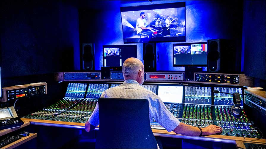 Komfort im Ü-Wagen: Arbeit an der AURUS platinum von Stage Tec.