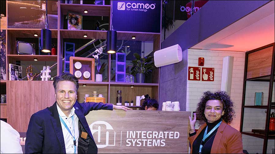 Adam Hall CEO Alex Pietschmann mit Elisa Posteraro
