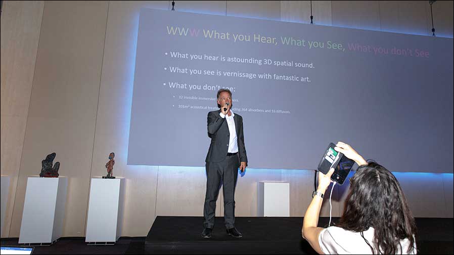 David Webster von CODA Audio bei der Präsentation