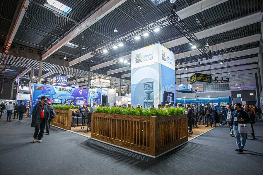 Der Stand von Meyer Sound auf der ISE 2023 (Foto: Tom Becker)