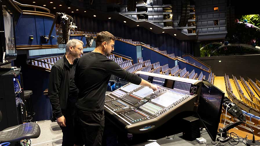János Linde und Thomas Milde am FOH-Mischpult (Foto: Georg Neumann GmbH)