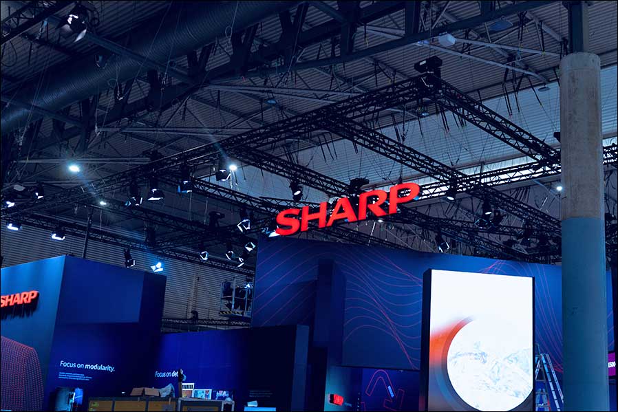 Sharp-Stand auf der ISE 2026: im Licht von NEO mini und ICON F8 von ROXX (Foto: ROXX)