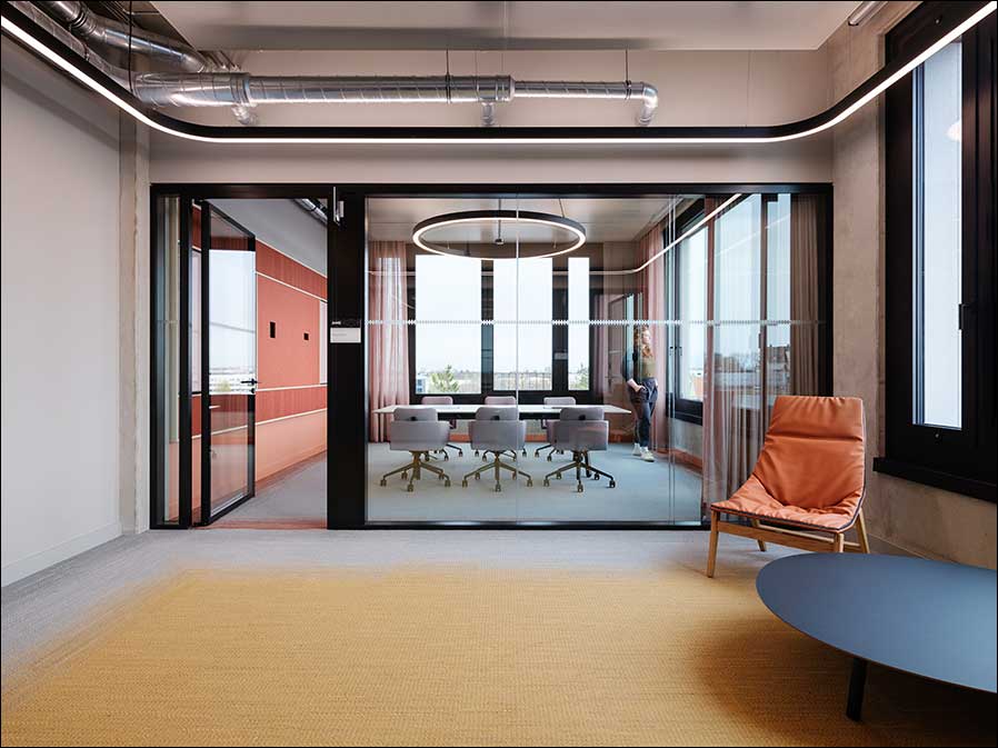 Individuelle Lichtlösungen prägen das neue Software-Headquarter in der Macherei (Fotos: Sorin Morar)