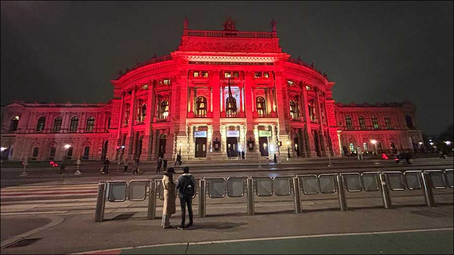 Spot an: Preworks setzt auf SGM P-6- und SGM P-3-LED-Leuchten bei der neuen Fassadenbeleuchtung des Wiener Burgtheaters (Fotos: Preworks)