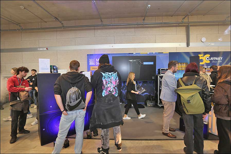 LEaT X 2026: Gute Stimmung am Stand bei Meyer Sound (Foto: Tom Becker / DieReferenz)