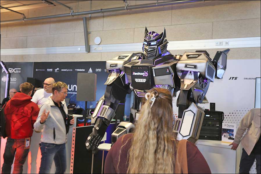 LEaT X 2026: Roboter zu Besuch: am Stand von MONACOR (Foto: Tom Becker / DieReferenz)