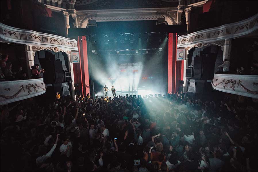 Hoodie Allen mit den JDC1 Hybrid-Strobes von GLP auf Tour. (Fotos: Jordan Knight)