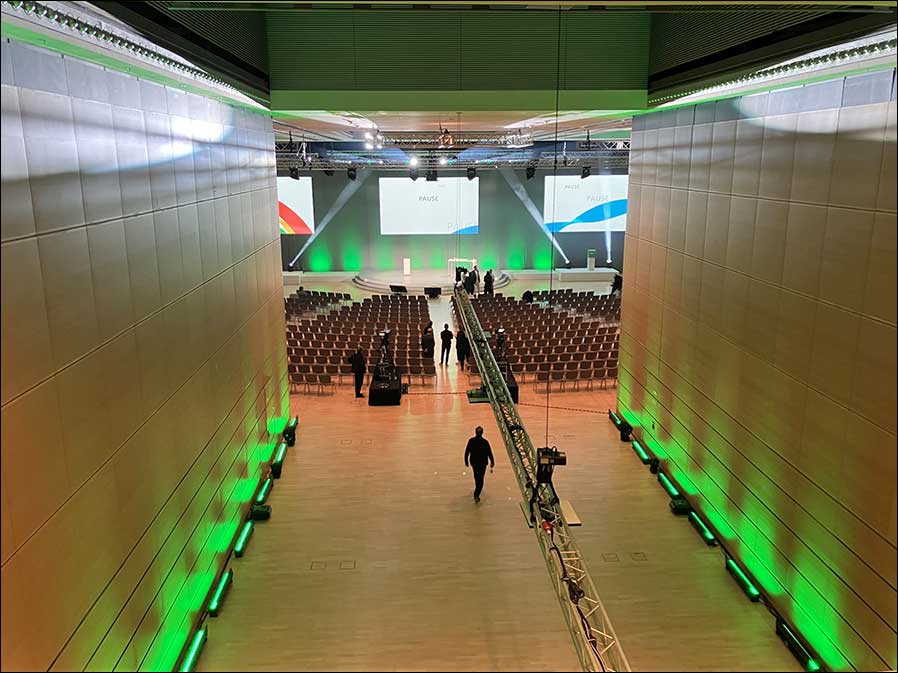 Die Höhe muss eine Leuchte erst mal schaffen: CHROMA-Q COLOR FORCE II PLUS Plus-Systeme von Feiner Lichttechnik im ICM (Foto: Marvin Maulbetsch / ICM)