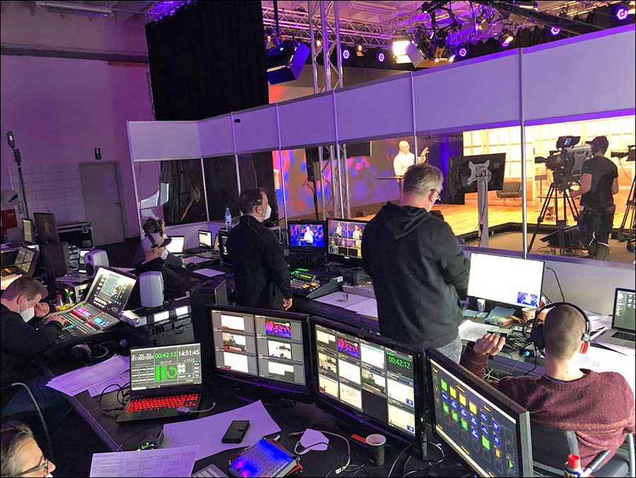 Videoproduktion mit Bildbearbeitung und Großbild als „Black Pearl“ anlässlich Online-Schulungen mit 1.000 Teilnehmern und einer Imagetrailer-Produktion (Foto: TSL Production).