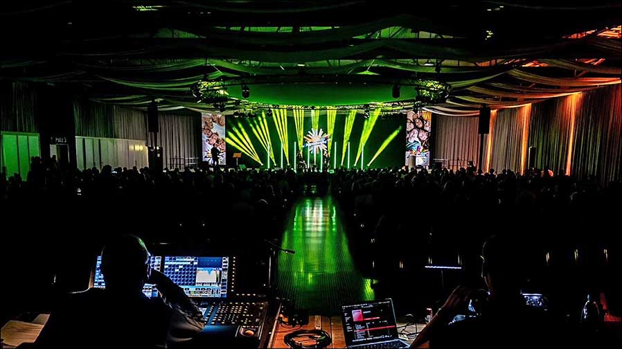 ZipSound setzt auf den ELATION Proteus Radius als "die Outdoor-Beam-Lampe schlechthin" (Fotos: ZipSound )