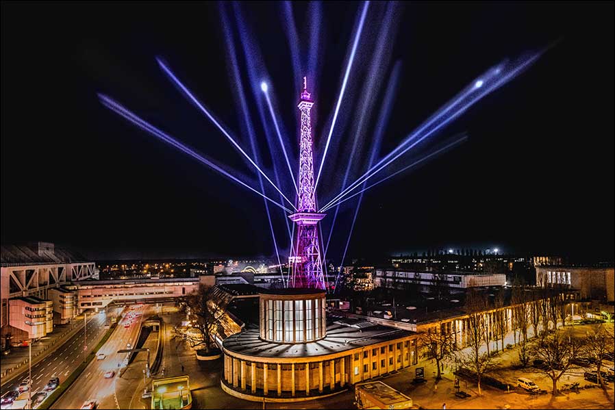 Der Funkturm im Licht von Robe (Foto: Alexander Hüfner)