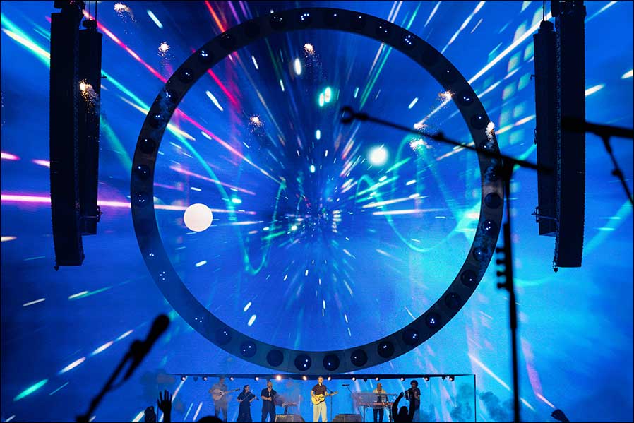 Da große LED-Videowände eine zusätzliche Herausforderung für die Funkübertragung darstellen, setzt White auf die DAD-Antennen von Spectera in Verbindung mit Medienkonvertern (Foto: Mark Surridge).