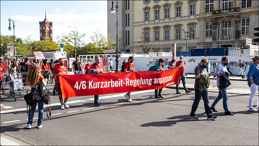 Die Demonstranten trugen ihre Forderungen vor sich her