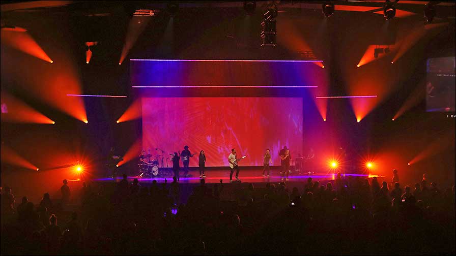 Gottesdienst in der Christ's Church of the Valley mit Licht von GLP