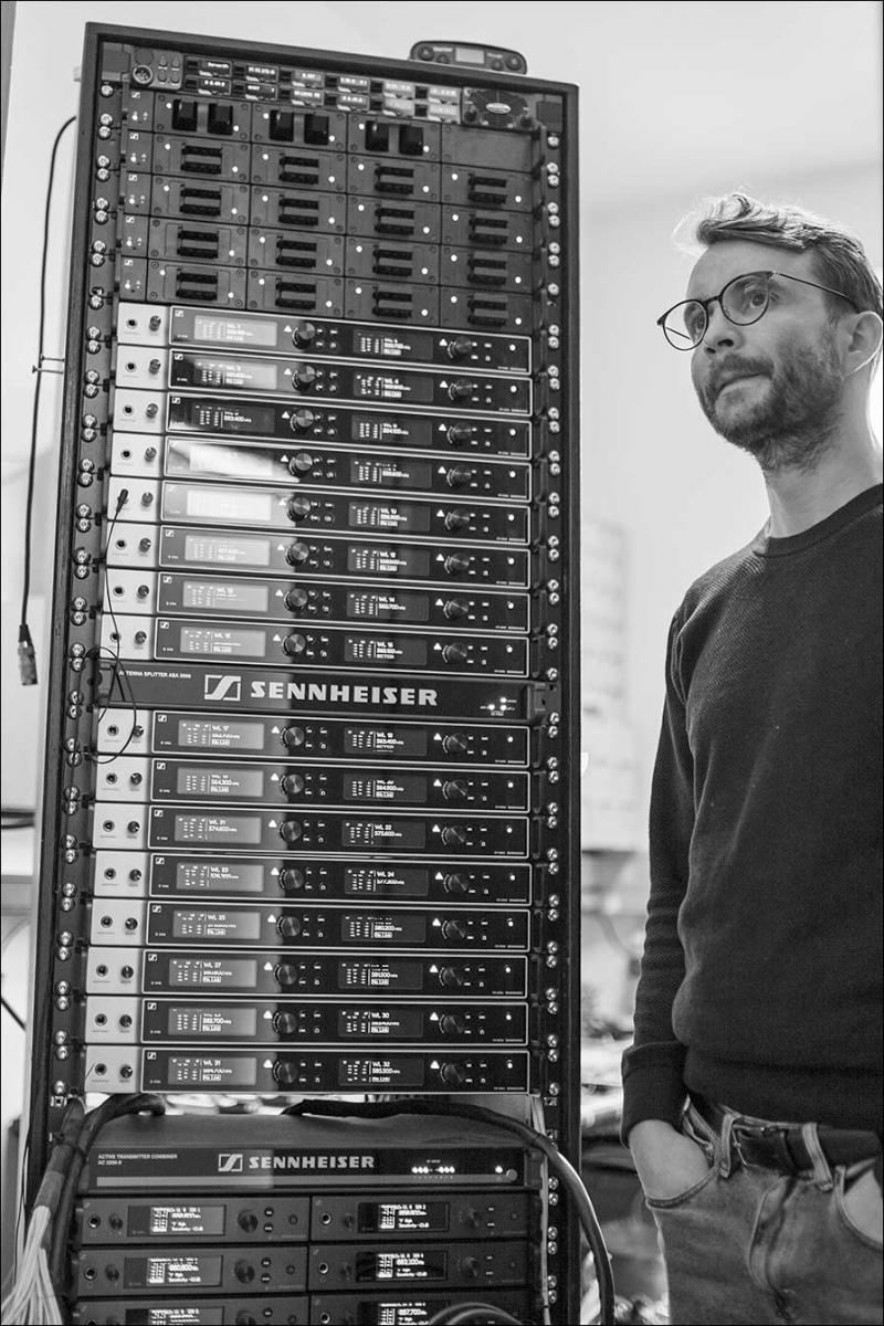 Kristinn Gauti Einarsson neben den Sennheiser Digital 6000 Racks. Oben: L 6000 Rack Charger, die mit den jeweiligen Einsätzen für alle Transmitter der Digital 6000-Serie ausgestattet werden können.