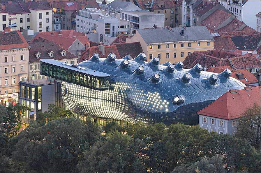 Das Kunsthaus Graz vom Schlossberg aus gesehen (Foto: Kunsthaus Graz)