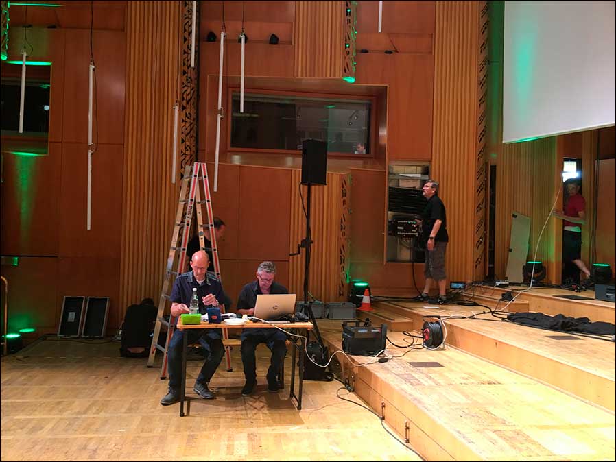 Die beiden Entwickler der Mikrofonwinden bei den Arbeiten vor Ort: Thomas Salzbrenner und Stefan List von SALZBRENNER media.