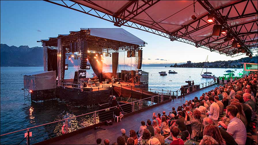 Lake Stage mit 500 Sitzplätzen und Blick auf den See 