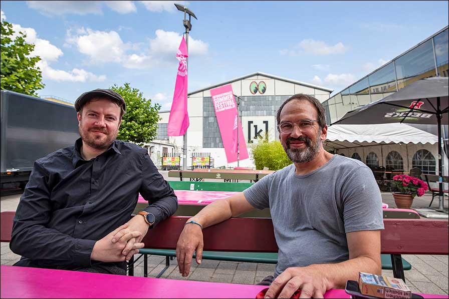 Im Kampnagelgarten: Freddy Niß (links) mit Michael Lentner, Lichtleiter der Internationalen Sommerfestspiele.