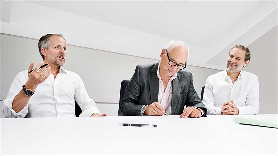 Vertragsunterzeichnung (von links): Dr. Andreas Sennheiser, Co-CEO Sennheiser, Claude Cellier, CEO Merging Technologies und Ralf Oehl, CEO Georg Neumann GmbH.