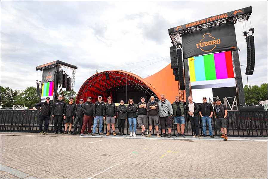 Das Meyer Sound Roskilde Festival Tech Team (von links): Bob McCarthy, Detlef Eckert, Charlie Albin, Alex Harbaugh, Josh Dorn-Fehrmann, Brian Bolly, Lars Liliengren, Sana Bassam-Romanos, Katharine Murphy Khulusi, David Vincent, Merlijn Van Veen, Michael Pohl, Theis Romme, Morten Büchert, Dennis Tholema und Oscar Barrientos (Foto: Nalle Magnusson)