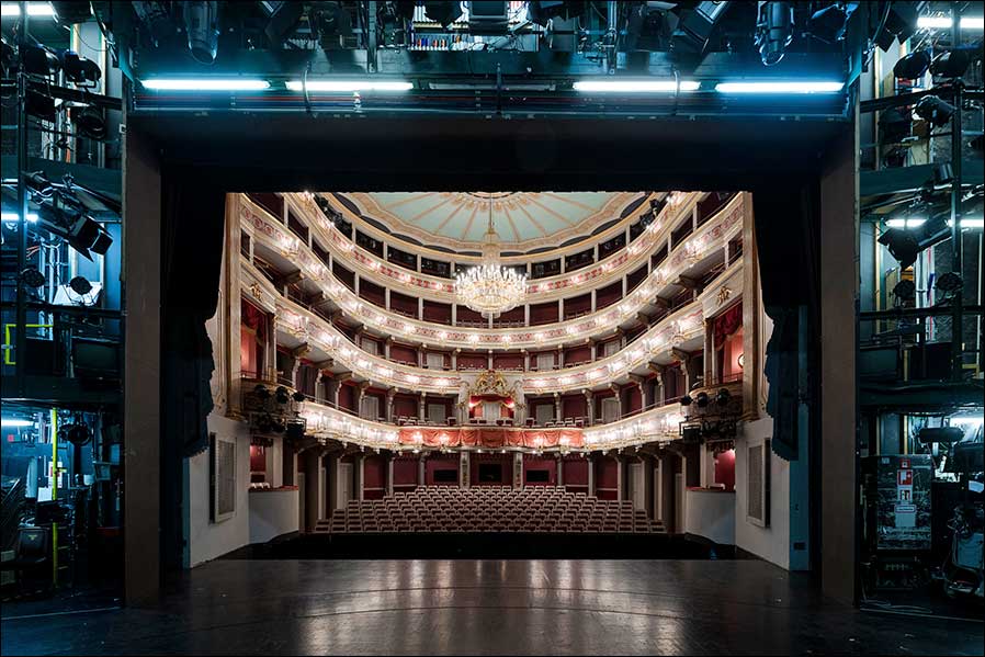 Alles ausprobiert: Bei der Wahl der Scheinwerfer ging man in Regensburg auf Nummer Sicher (Foto: Pawel Sosnowski, Theater Regensburg).