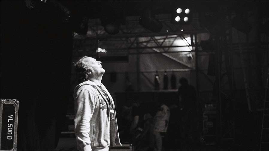 Lichtdesigner Rolf Wenzel beim beim Haldern Pop Festival 2025 (Foto: A. Keysers)