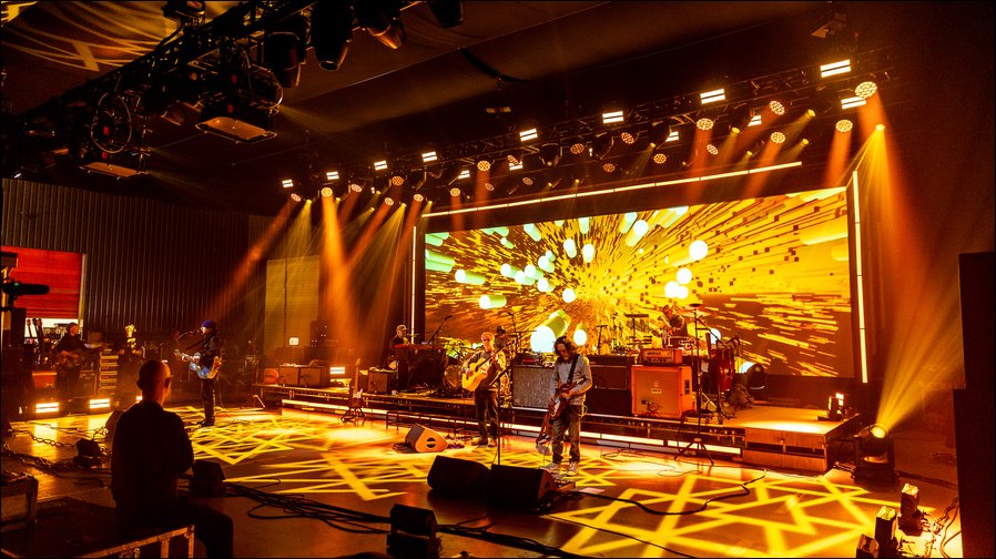 Super Furry Animals: Auf „Taith Supacabra“-Tour mit dem Vario 64 Leinwand-System von AV Stumpfl (Fotos: Dylan Swann / PRG)