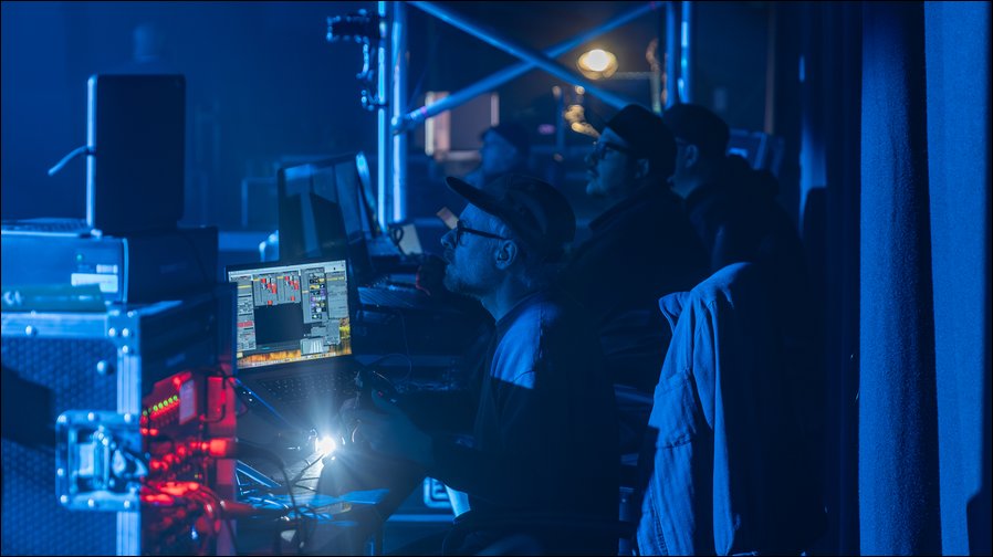 Super Furry Animals: Auf „Taith Supacabra“-Tour mit dem Vario 64 Leinwand-System von AV Stumpfl (Fotos: Dylan Swann / PRG)