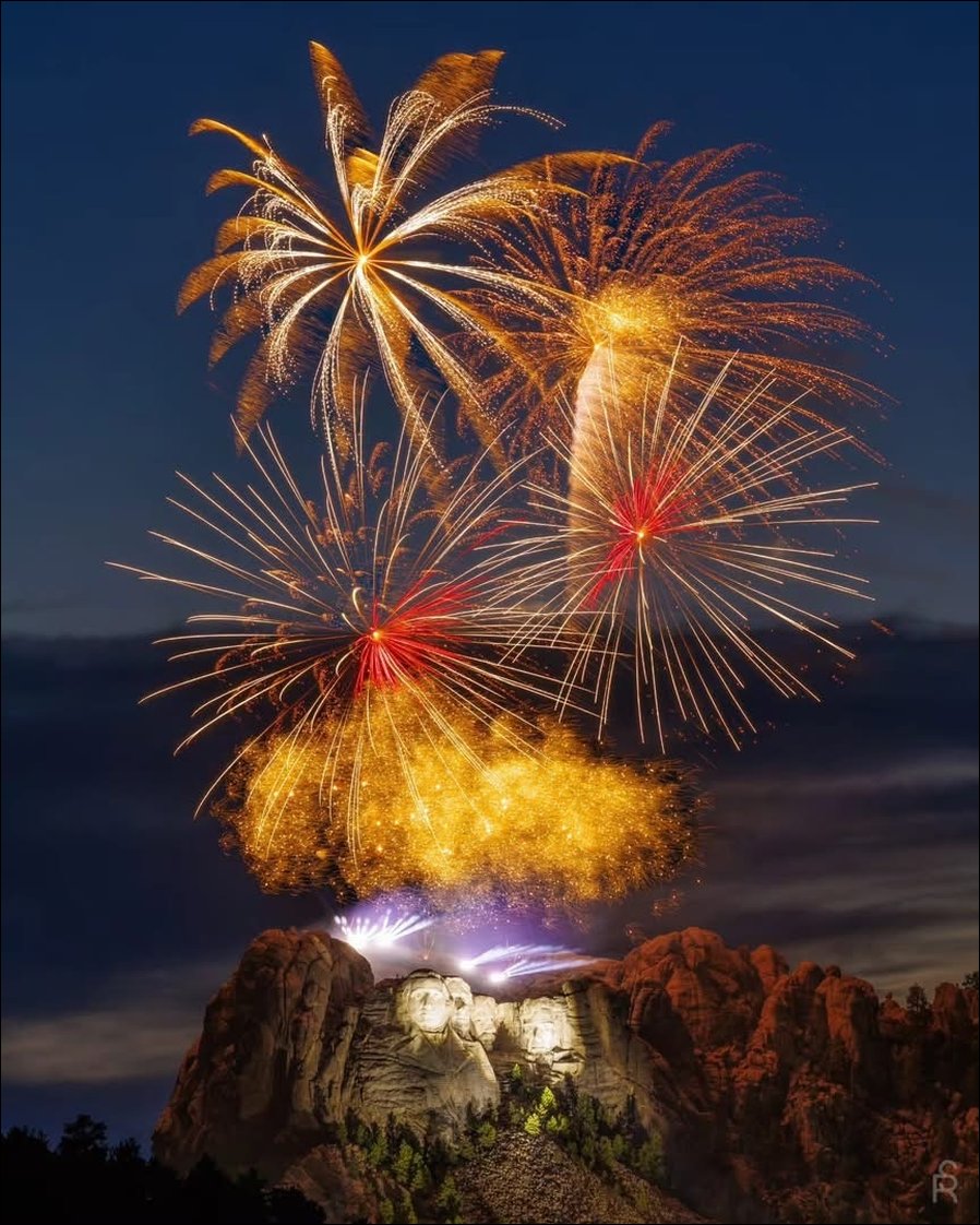 Illuminate hat mit Elation Proteus für das Licht gesorgt: „Freedom 250"-Feierlichkeiten am Mount Rushmore (alle Fotos: Illuminate)