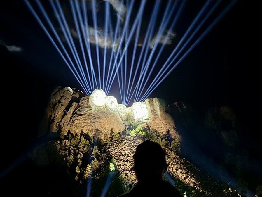 Illuminate hat mit Elation Proteus für das Licht gesorgt: „Freedom 250"-Feierlichkeiten am Mount Rushmore (alle Fotos: Illuminate)