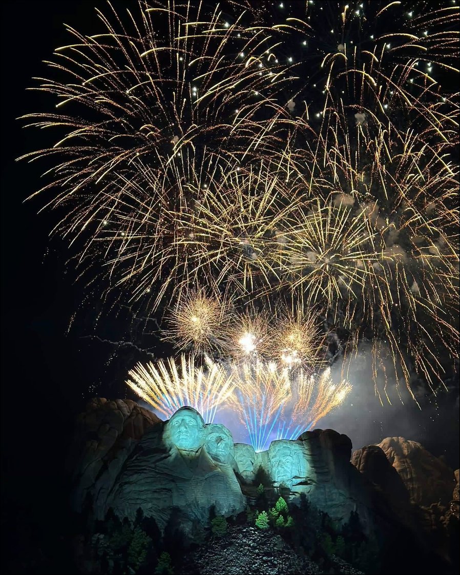 Illuminate hat mit Elation Proteus für das Licht gesorgt: „Freedom 250"-Feierlichkeiten am Mount Rushmore (alle Fotos: Illuminate)