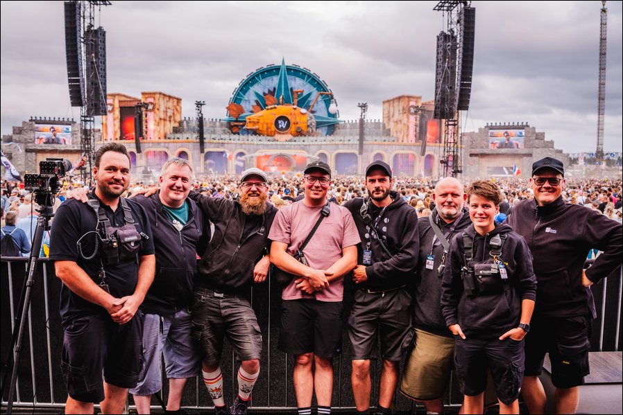 Das Sound-Team auf dem Festival (von links): Simon Jermer – Head of Sound, Sebastian Mill – FoH Engineer, Felix Hahn – PA Tech, Marvin Wolf – FoH Engineer, Jan Flerlage – Head of Sound, Matthias Pelz – System Engineer, Katrin Wolfering – Audio Tech, Merlijn van Veen – Technical Support and Education Specialist (Fotos: Julian Huke)