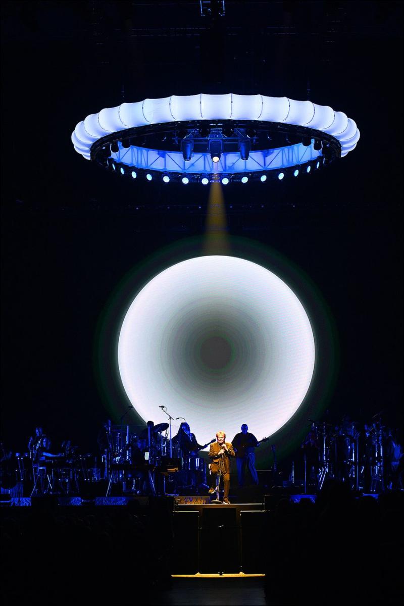 Ein kinetischer Ring und 50 Esprite-Scheinwerfer von Robe Lighting für Howard Carpendale (Fotos: Stephan Kwiecinski)