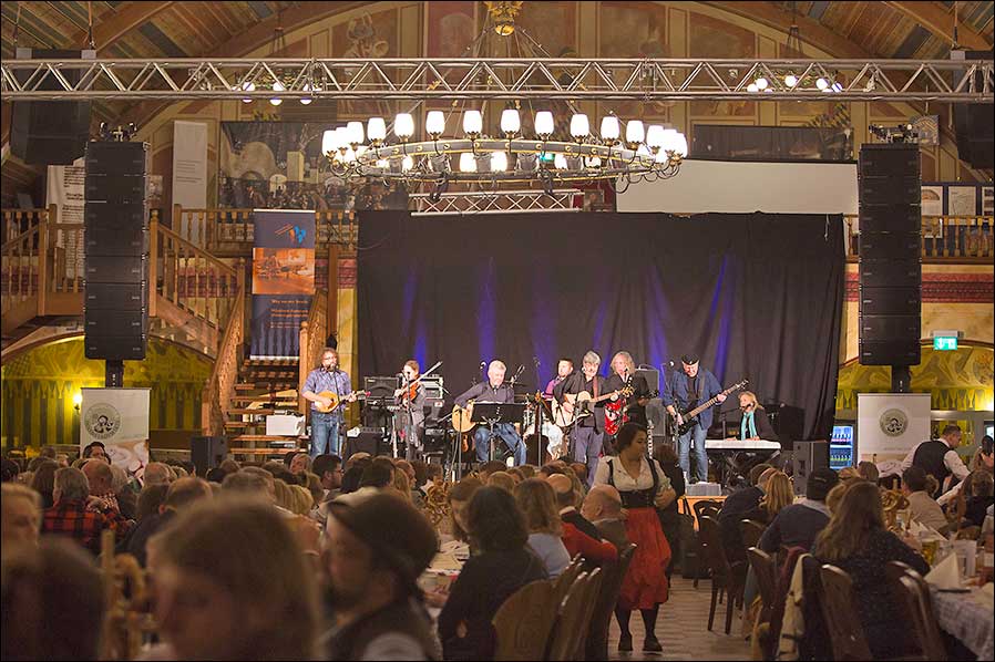 Münchens Bürgermeister Dieter Reiter an der Gitarre