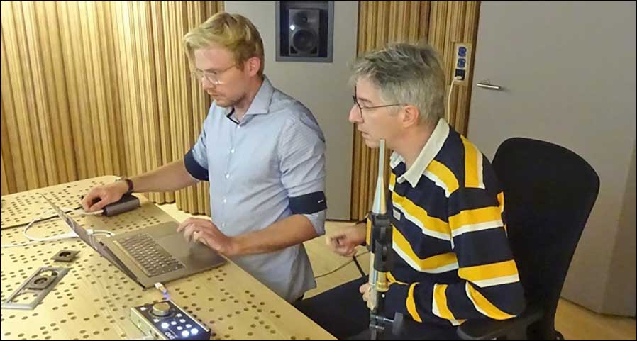 AMBEO-Tonmeister Johannes Kares (links) und System-Spezialist Andrew Goldberg anlässlich der System-Einmessung