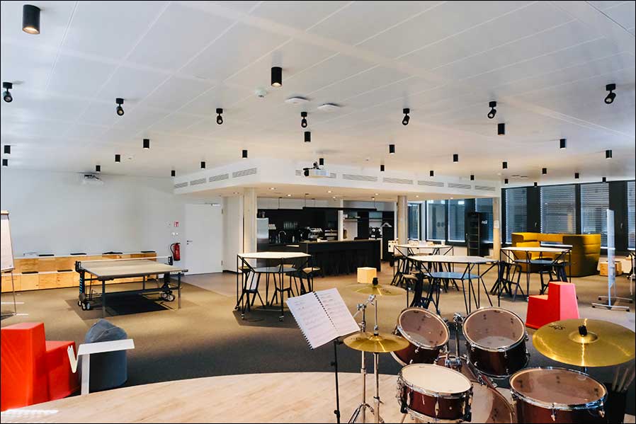 Zentraler DriveHub ermöglicht eine wandelbare, veranstaltungstaugliche Architekturlicht-Installation in den Räumen der Braincourt GmbH (Fotos: VisionTwo GmbH).