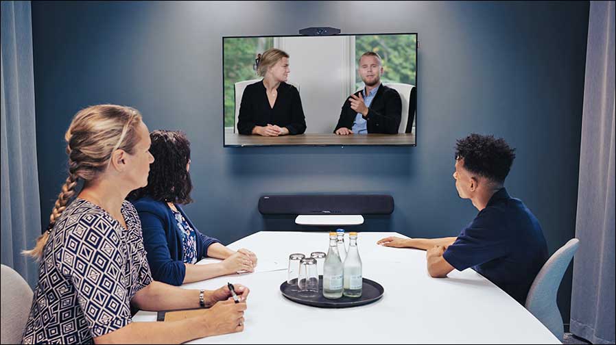 Die CS-500 beinhaltet Mikrofon, Kamera und Videoausgang (HDMI), während sie den Lautsprecher des angeschlossenen Displays (oder andere Yamaha- oder Drittanbieter-Lautsprecher) nutzt.